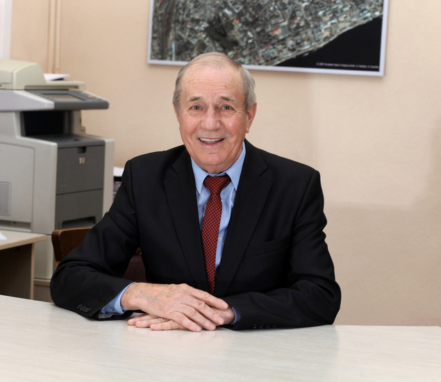 Декан Макаров Владимир Зиновьевич